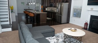  Tranquility with comfort in mind. W Fire-pit & pool table. Proximity to airport