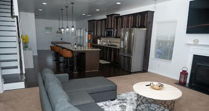 Tranquility with comfort in mind. W Fire-pit & pool table. Proximity to airport