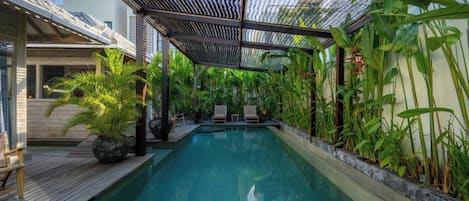 Hồ bơi ngoài trời