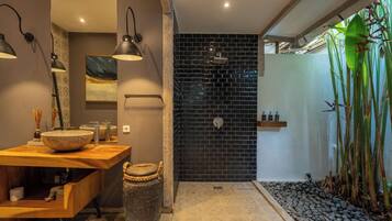 Exclusive-Villa | Badezimmer | Dusche, Regendusche, Haartrockner, Handtücher
