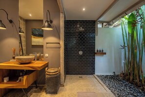 Villa Exclusive | Salle de bain | Douche, douche à « effet pluie », sèche-cheveux, serviettes fournies