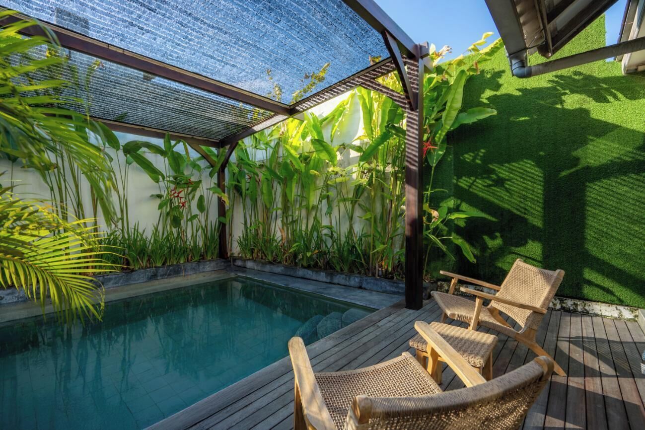 Una piscina al aire libre
