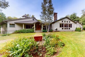 Exterior - Luxe custom home with hot tub, game room, & beautiful garden (Warren)