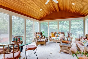 Televisión, chimenea, videojuegos y futbolito 