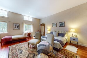 3 bedrooms, internet, bed sheets - Luxe custom home with hot tub, game room, & beautiful garden (Warren)