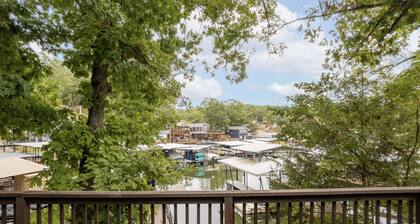 Loto Breeze 2 - Lakefront in protected cove!