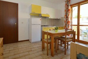 Réfrigérateur, micro-ondes, plaque de cuisson, cafetière/bouilloire