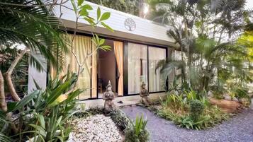 Sauna, hot tub, hot springs/mineral springs, body treatments
