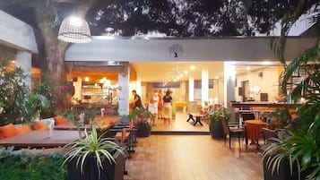 Sauna, hot tub, hot springs/mineral springs, body treatments