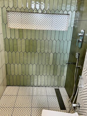 Superior Room | Bathroom | Shower, rainfall showerhead, free toiletries, towels - Hotel Castle Manor (Vanur)