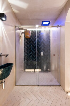 Bathtub, hair dryer, towels, soap - Villa Francy, Exclusive Villa on the sea with pools (Praiano)