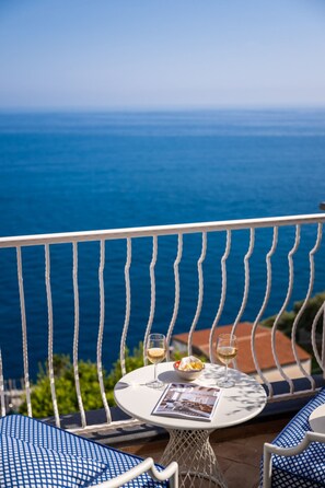 Outdoor dining - Villa Francy, Exclusive Villa on the sea with pools (Praiano)