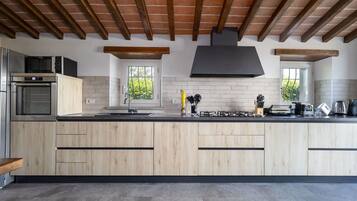 Réfrigérateur, micro-ondes, four, lave-vaisselle