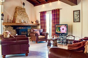 TV, fireplace - Villa Di Giovanni - Peritheia ,Ionian Islands (Peritheia)