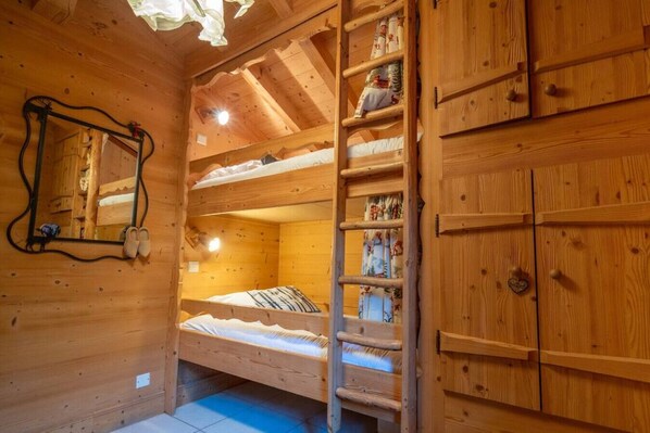 4 chambres, bureau, fer et planche Ă repasser, lit parapluie