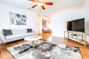 Smart TV, DVD player - 20% off Month Stays |55+ Resort Home w/Golf Cart |5 Star Country Club in Cypress Lakes |Golf & Pool (Lakeland)