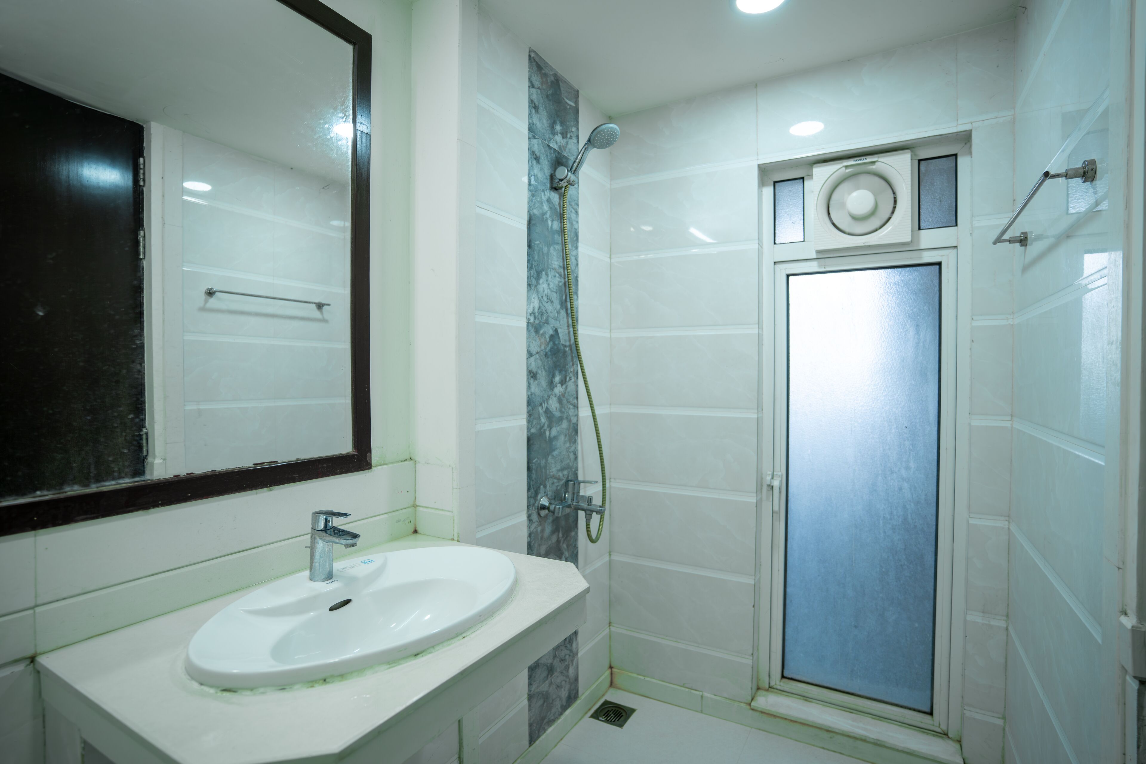 Deluxe Room | Bathroom | Shower, rainfall showerhead, towels