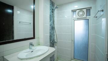 Deluxe Room | Bathroom | Shower, rainfall showerhead, towels