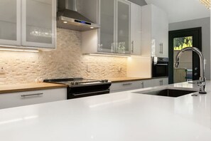 Køleskab, mikrobølgeovn, ovn, kogeplade