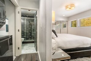 3 habitaciones, escritorio, tabla de planchar con plancha y wifi