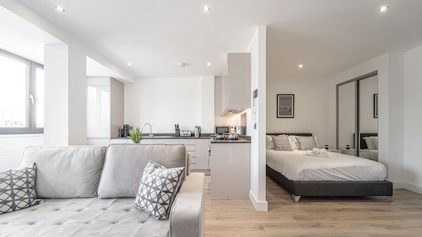 A modern apartment with a living area, kitchenette, and a bedroom. - Sevenstays Residences Solihull - NEC / Airport (Solihull)