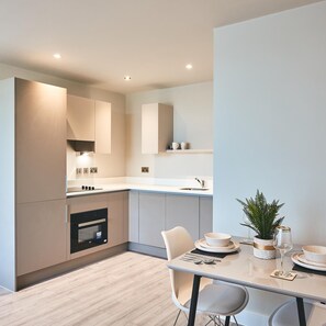 1 bedroom, desk - Seven Living Bracknell - Free Parking on Site (Bracknell)