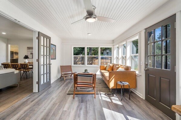 Tv, eldstad och ett bordtennisbord