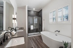 Ensemble baignoire-douche, séchoir à cheveux, serviettes fournies