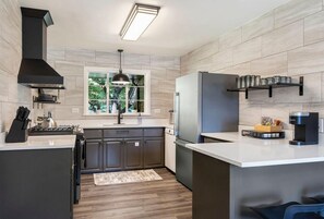 Kylskåp, mikrovågsugn, ugn och spishäll