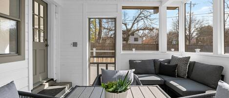 Televisión, chimenea y tenis de mesa