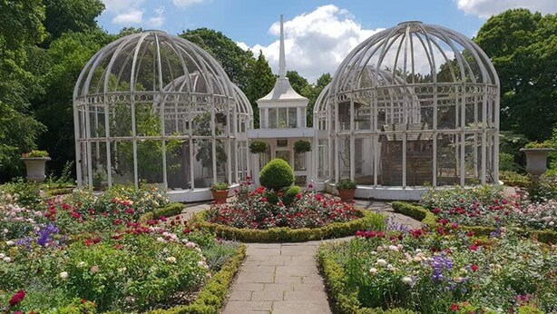 A greenhouse with a central gazebo surrounded by flower beds. - Sevenstays Bham City Centre, 1 bed - Free Parking (Birmingham)