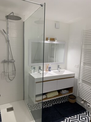 Dusche, Haartrockner, Handtücher, Seife