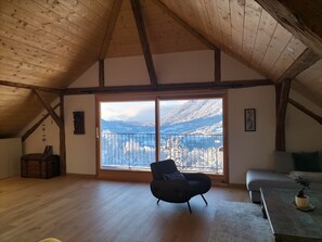 TV - Beau Chalet Rénové, Avec vue Imprenable sur les Montagnes (Dingy-Saint-Clair)