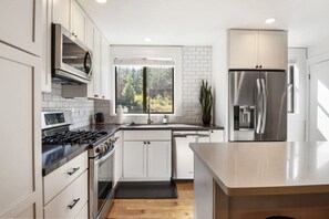 冰箱、微波炉、烤箱、炉灶