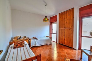 3 bedrooms, bed sheets