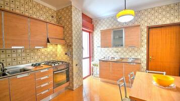 Herdplatte, Wasserkocher mit Kaffee-/Teezubehör