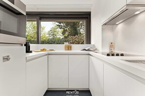 Réfrigérateur, un four, surface de cuisson, lave-vaisselle