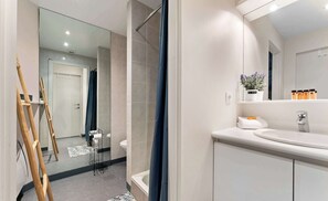 Douche, serviettes fournies