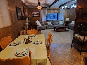 Smart TV, chimenea y reproductor de DVD 