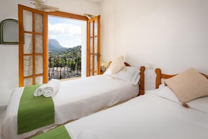 2 habitaciones, tabla de planchar con plancha, wifi y ropa de cama 