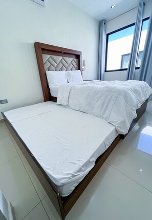 Donsdekens, een strijkplank/strijkijzer, gratis wifi