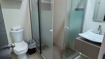 Premium-suite - 1 soveværelse | Badeværelse | Bruser, brusehoved med spredningseffekt, håndklæder