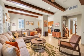 Tv, eldstad och kontor