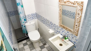 A bathroom with a toilet, sink, and shower. - La Nusa Penida Homestay (Penida Island)