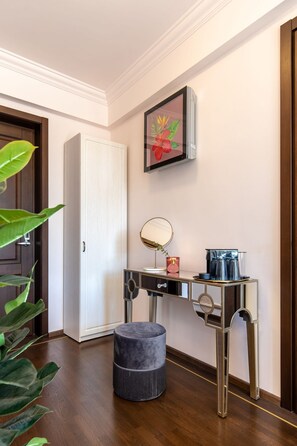 Room - Holt Old Town Luxury Suites With Balcony (Bucharest)