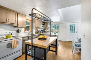 Fridge, microwave, oven, stovetop - Built in 1903. Updated 120 years later in 2023! (Colorado Springs)