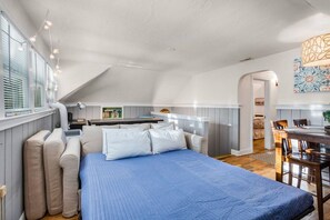 4 bedrooms, desk, iron/ironing board, free WiFi - Built in 1903. Updated 120 years later in 2023! (Colorado Springs)