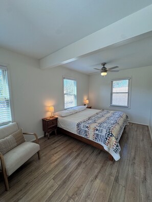 2 bedrooms, desk, iron/ironing board, travel cot - Cozy 2-bedroom vacation home, 15-minute drive to Spring Hill (Spring Hill)