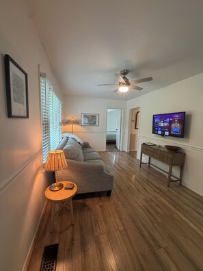 TV, books - Cozy 2-bedroom vacation home, 15-minute drive to Spring Hill (Spring Hill)