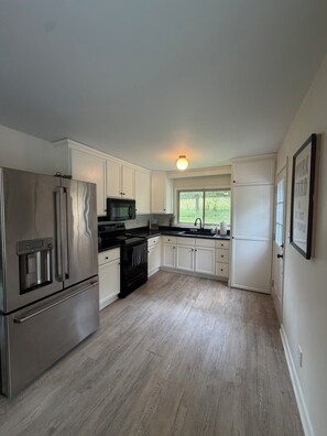 Fridge, microwave, oven, stovetop - Cozy 2-bedroom vacation home, 15-minute drive to Spring Hill (Spring Hill)